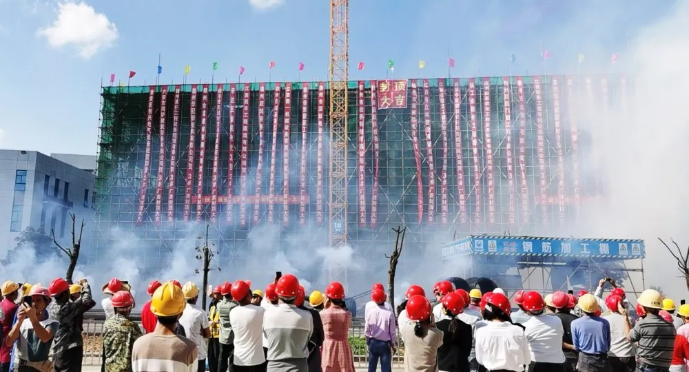 秋田微電子贛州工業(yè)園區(qū)三號廠房圓滿封頂
